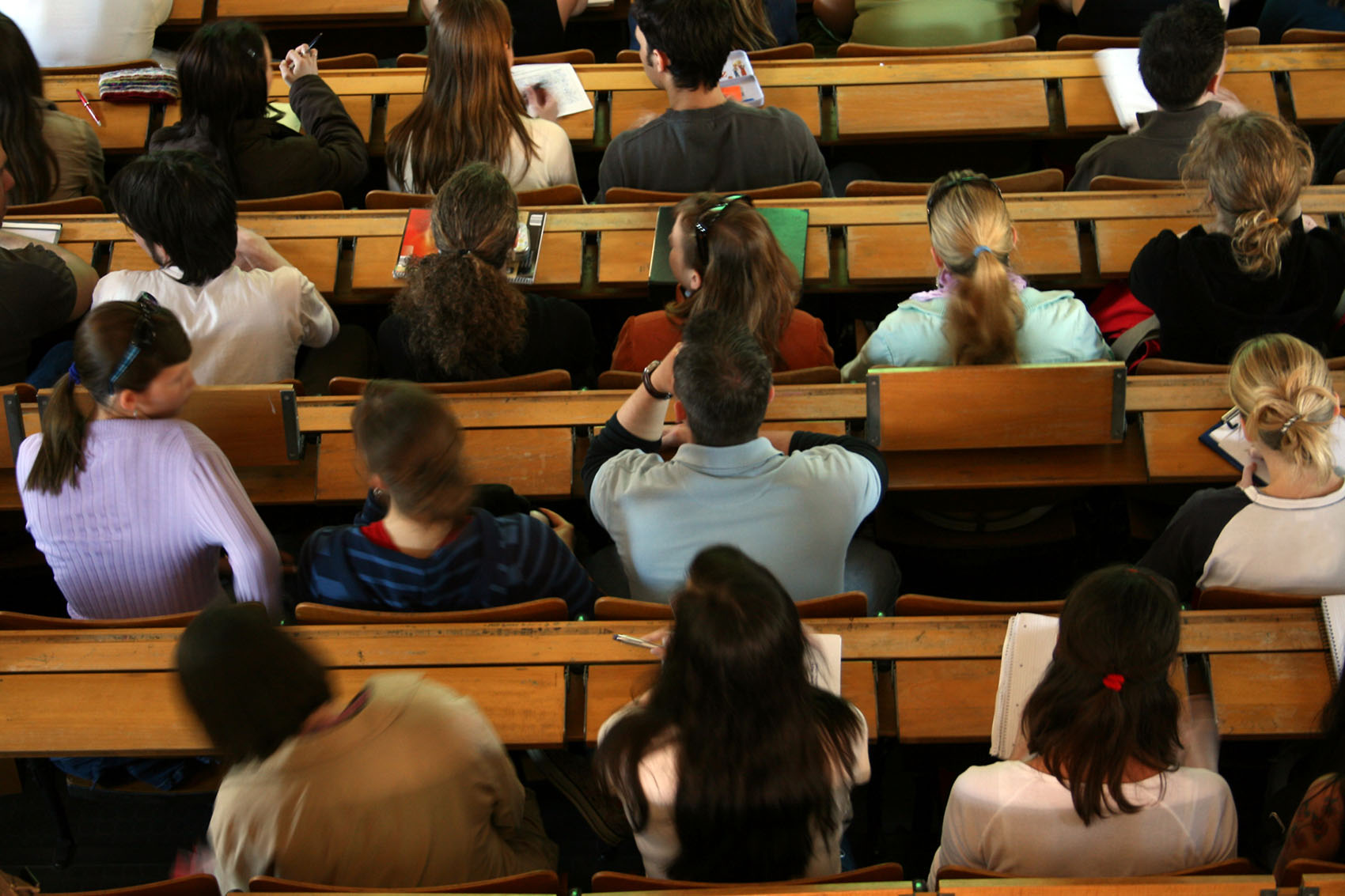 Studenten sitzen im Hörsaal einer Universität. Fotografiert von oben