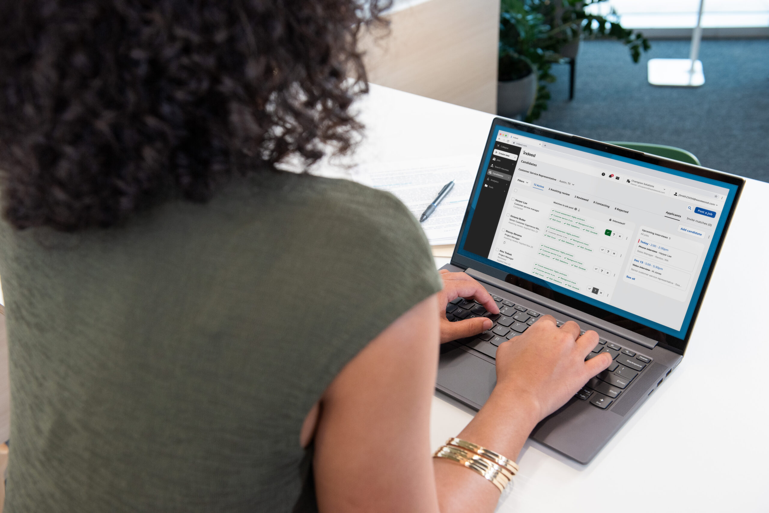 Personne travaillant sur l’écran d’un ordinateur portable à la table de travail