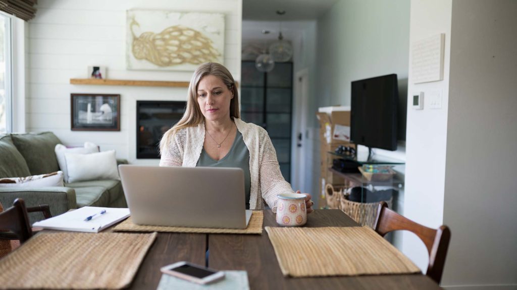 Une femme regarde un écran d'ordinateur