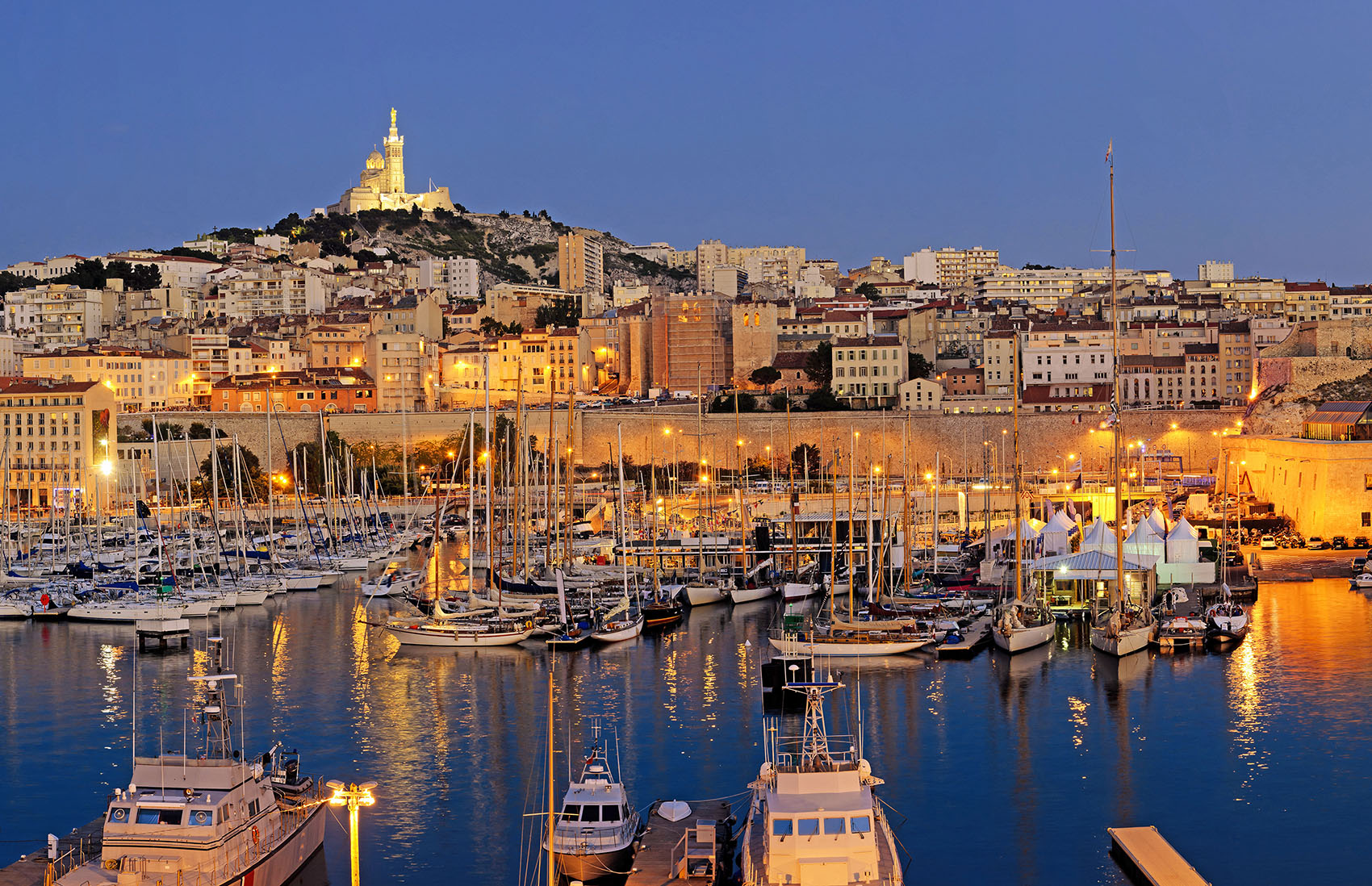 Port de Marseille avec le célèbre monument Notre Dame de la Garde, France.