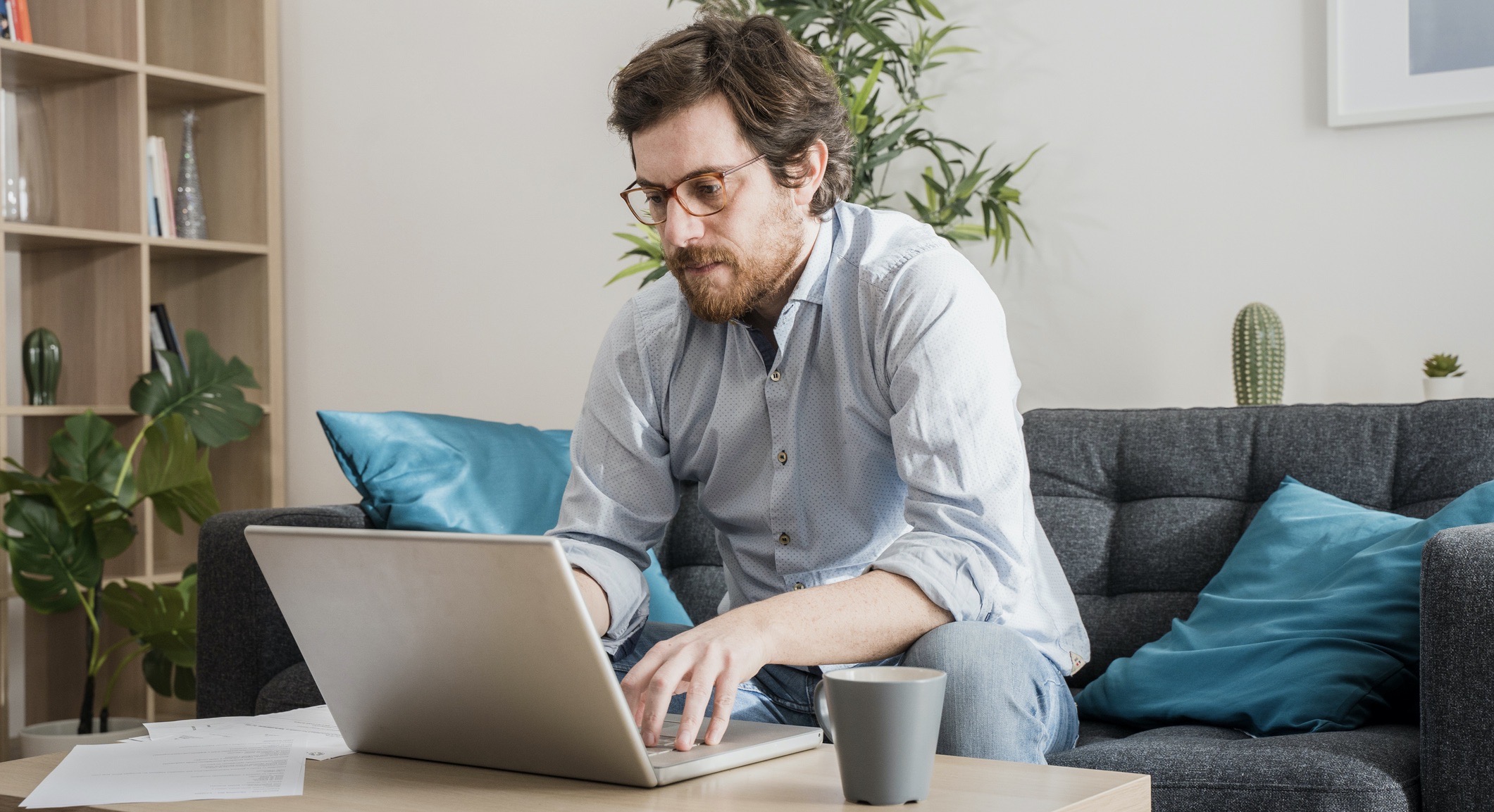 Professionnel télétravaillant sur son ordinateur portable