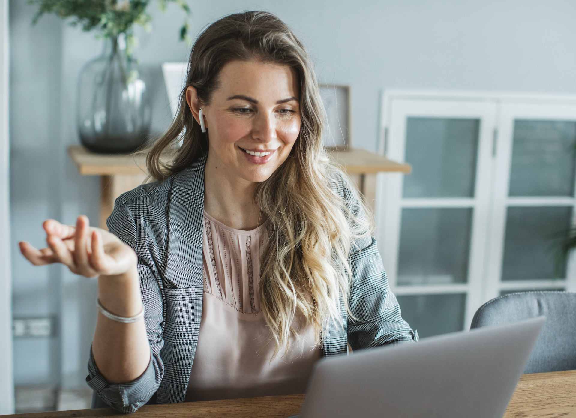 Une femme regarde un écran d'ordinateur