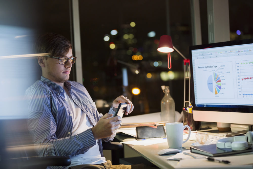 Employé avec tablette numérique travaillant tard au bureau