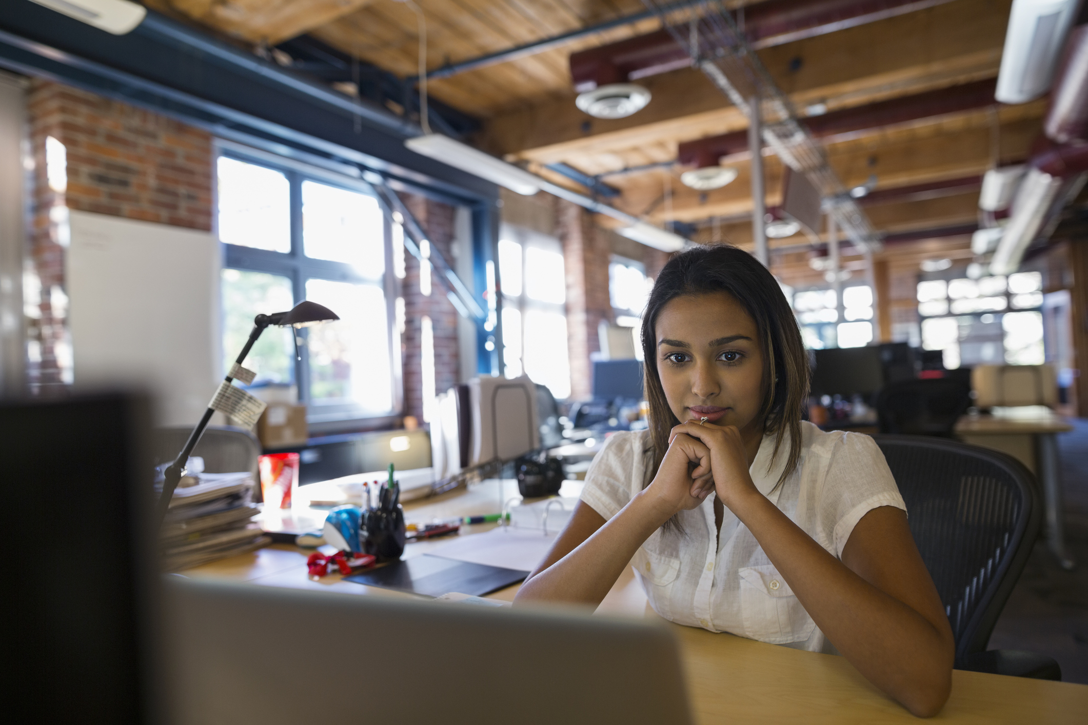 Femme d'affaires ciblée utilisant un ordinateur portable au bureau