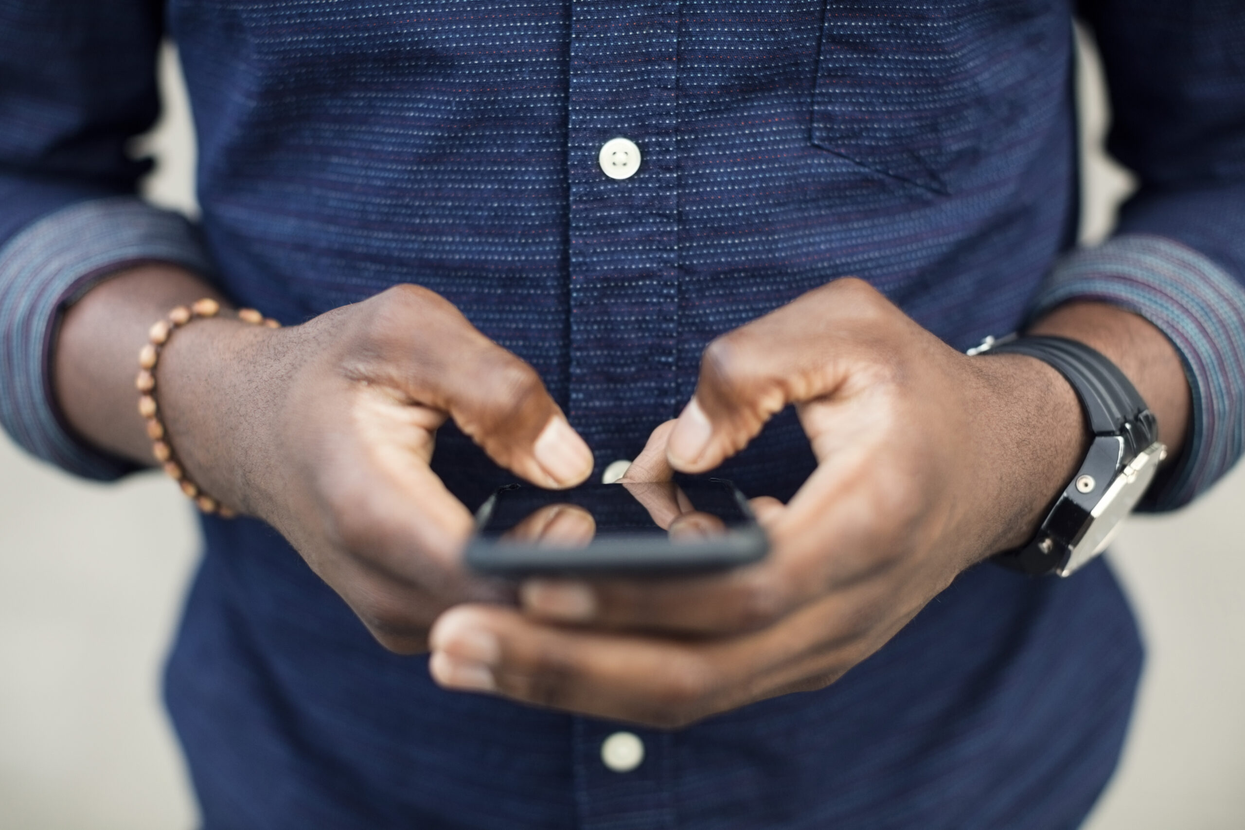 Personne utilisant un téléphone portable