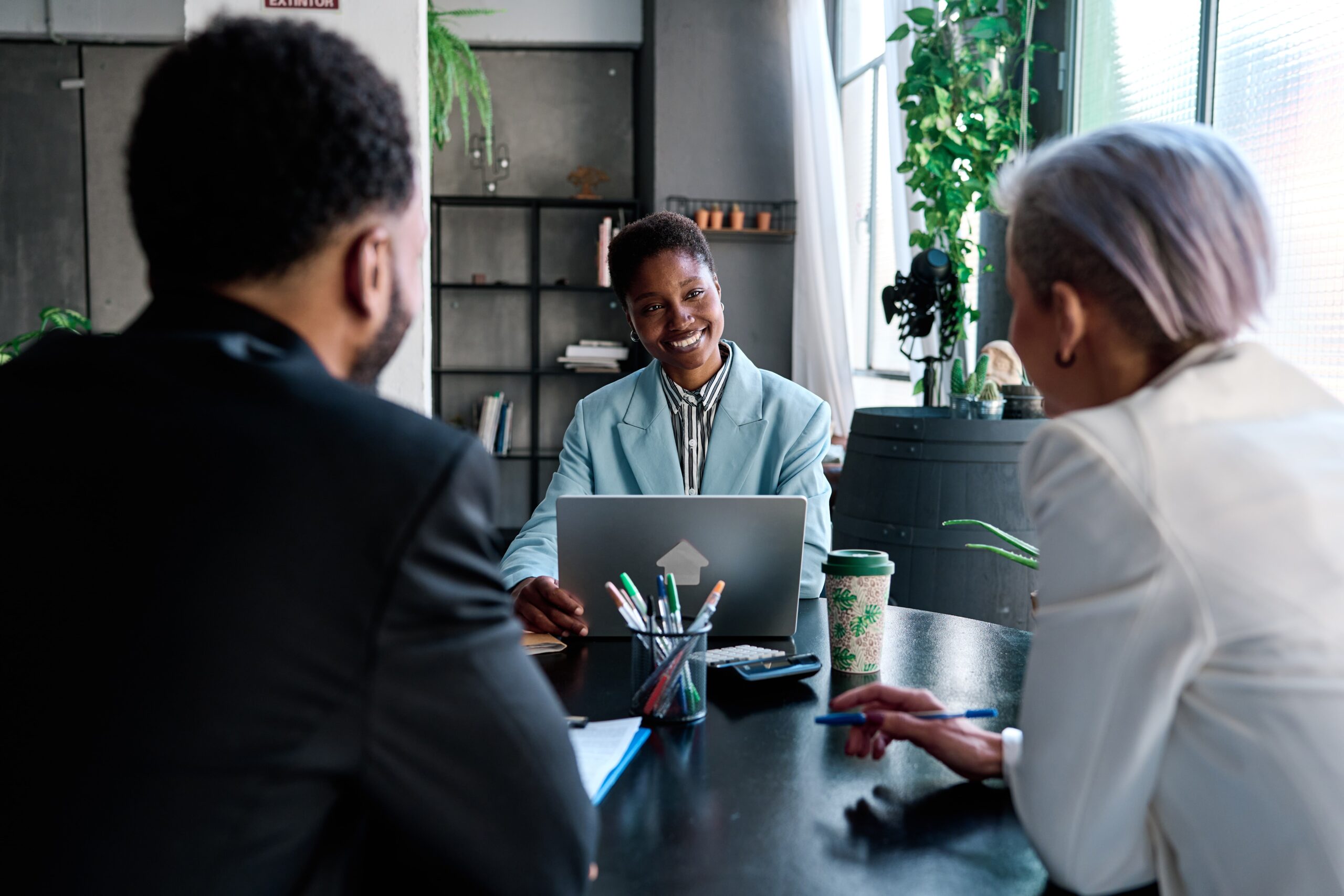 Conseiller rencontrant des clients au bureau