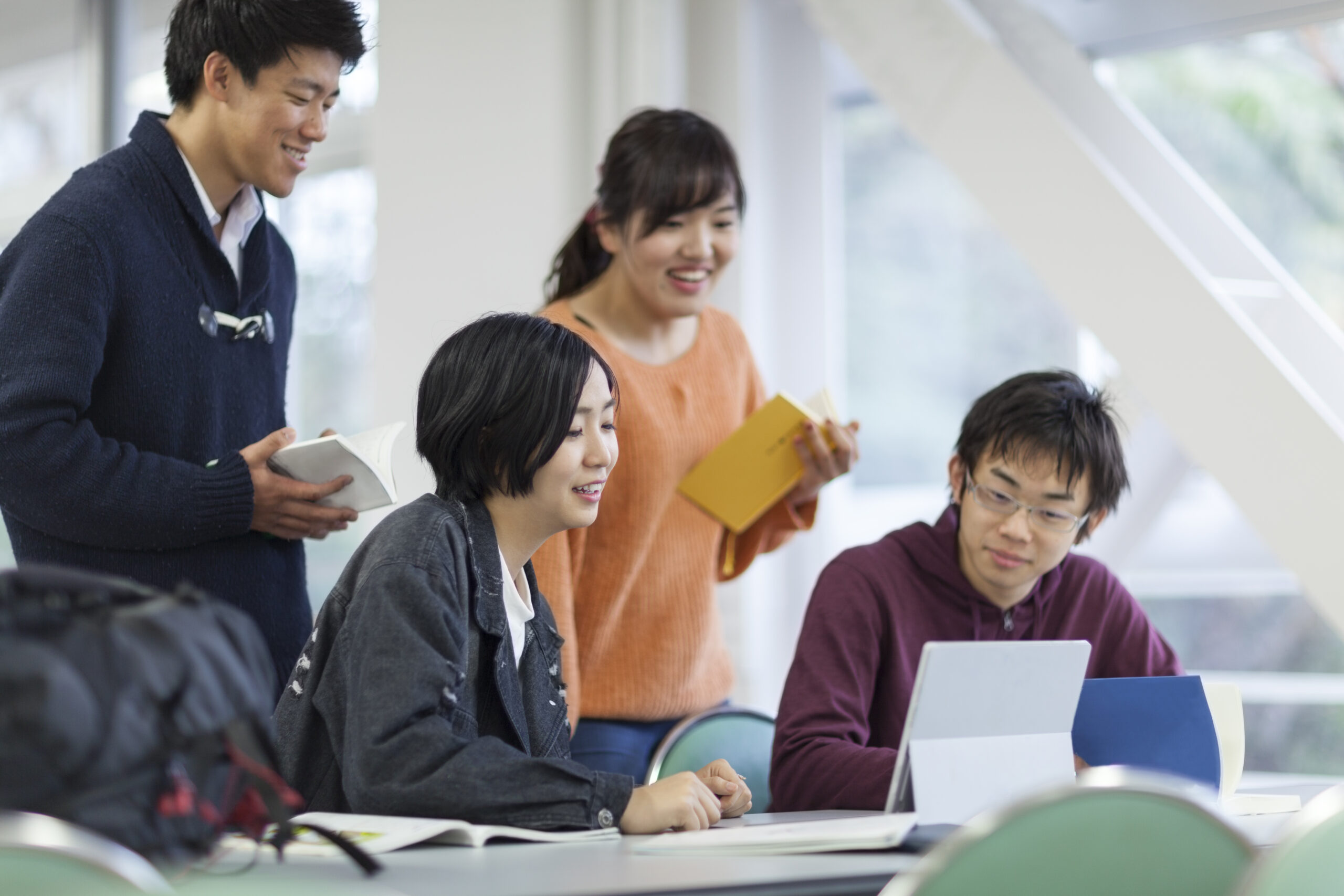 一緒に勉強する4人の学生